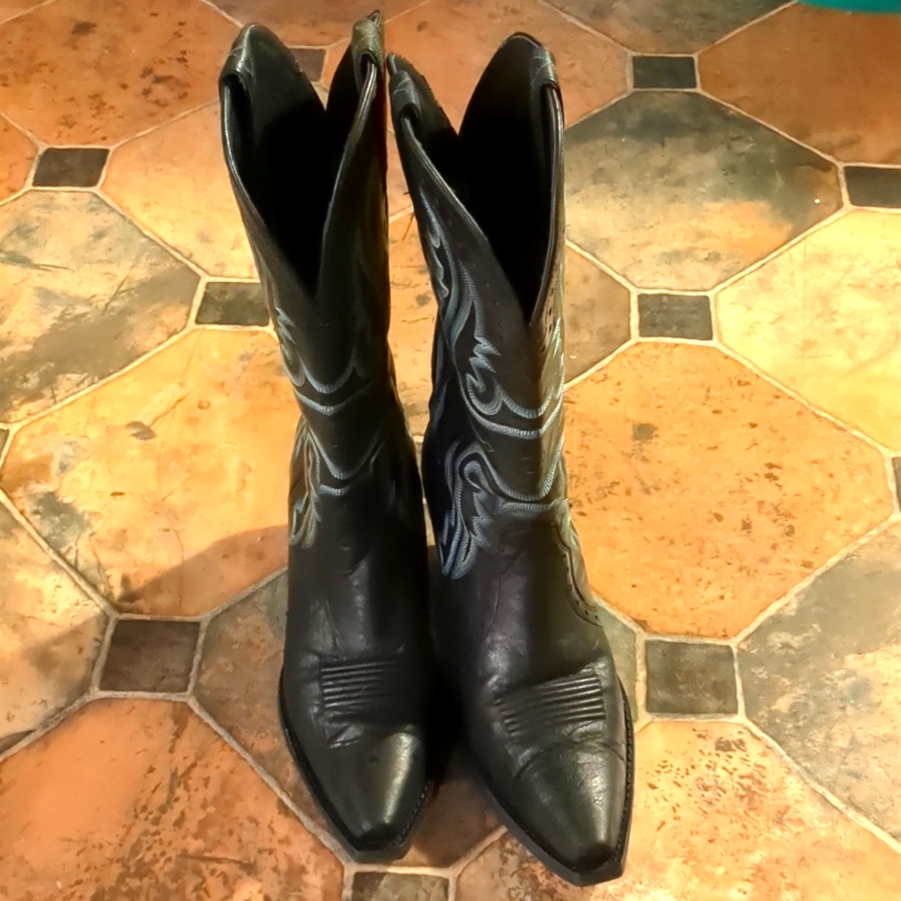 ARIAT 7.5 cowboy boots